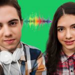 Un jeune couple avec casques audio