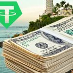 Vue d'une pointe de San Salvador avec une liasse de dollars