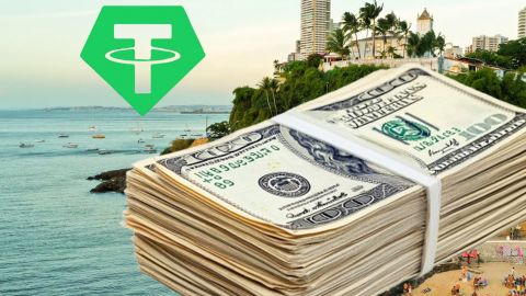 Vue d'une pointe de San Salvador avec une liasse de dollars