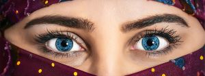 Le regard très bleu d'une femme voilée