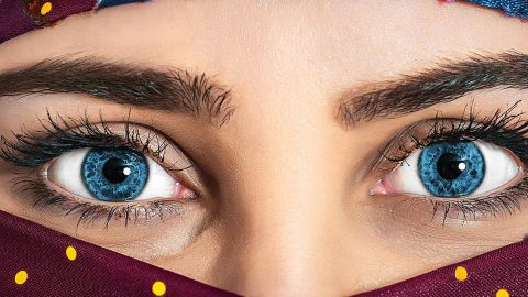 Le regard très bleu d'une femme voilée