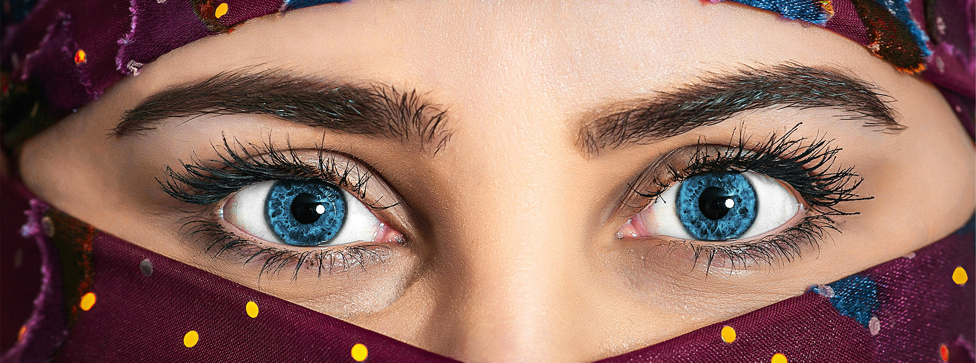 Regardez-moi dans les yeux : comment j'ai changé la couleur de mon iris - L'ADN Le regard très bleu d'une femme voilée