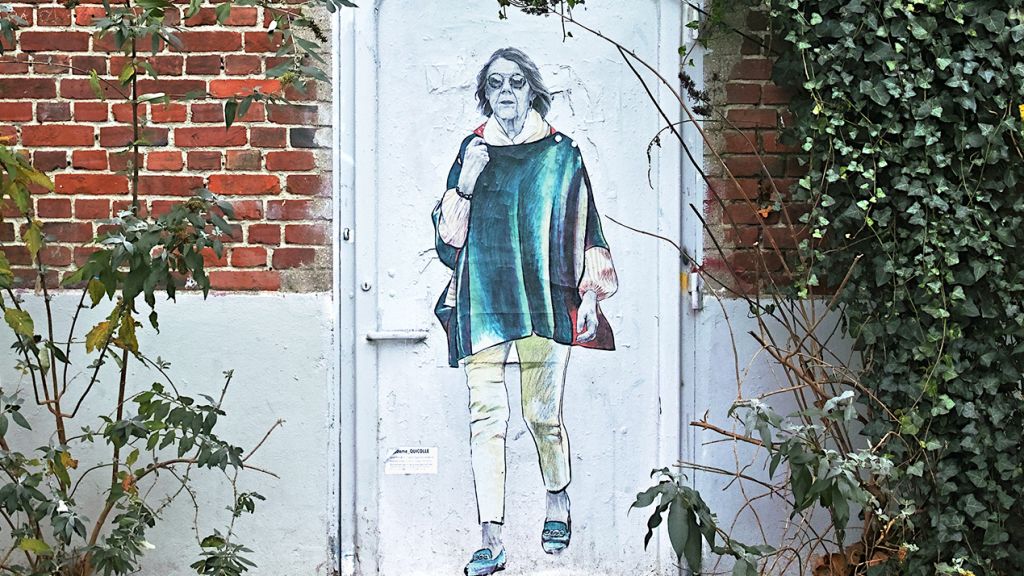 un pochoir de Gisèle Pelicot sur une porte extérieure