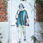 un pochoir de Gisèle Pelicot sur une porte extérieure