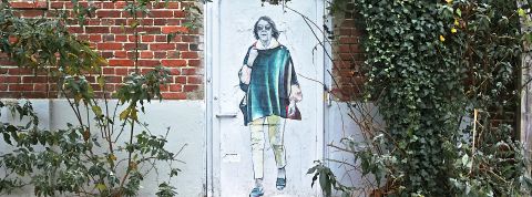 Procès Mazan : « Tout s'est joué sur la force des mots » un pochoir de Gisèle Pelicot sur une porte extérieure