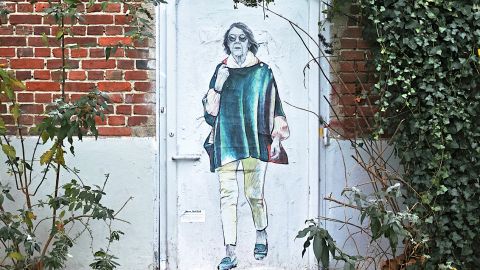 un pochoir de Gisèle Pelicot sur une porte extérieure