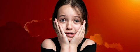 Pourquoi l'écologie perd toujours Une petite fille inquiète sur un fond de ciel rouge