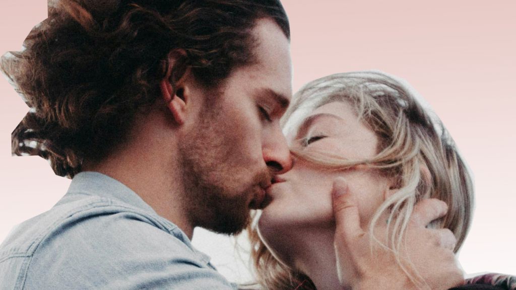 On a testé Gigi, l’appli de rencontre boostée à l’IA Un couple s'embrasse les yeux fermés