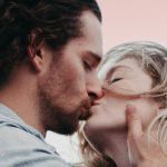 Un couple s'embrasse les yeux fermés
