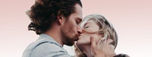Un couple s'embrasse les yeux fermés