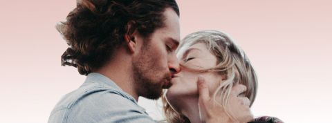 On a testé Gigi, l’appli de rencontre boostée à l’IA Un couple s'embrasse les yeux fermés