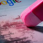 Une gomme rose qui efface le contenu d'une page de recherche Google
