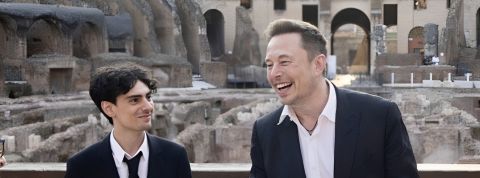 Pour arriver à ses fins, le milliardaire fait appel à Andrea Stroppa, un geek italien qui fait la liaison avec Giorgia Meloni. Andrea Stroppa et Elon Musk