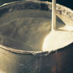 Un broc en métal de lait cru