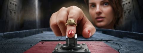 Et le Los Angeles Times inventa « l’interrupteur à opinion » Une femme appuie sur un bouton