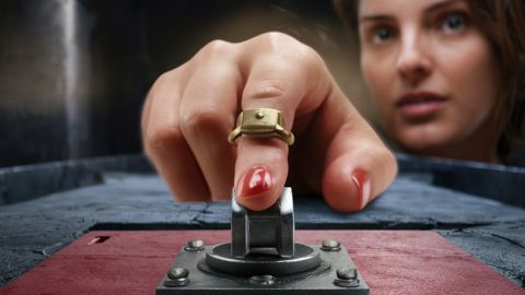 Une femme appuie sur un bouton