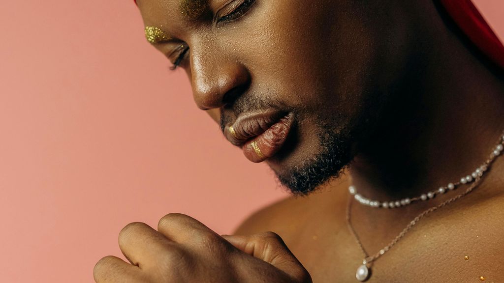 Foi, force et discipline : l’essor d’un christianisme orthodoxe viril aux États-Unis Un homme métisse prie