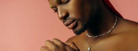 Foi, force et discipline : l’essor d’un christianisme orthodoxe viril aux États-Unis Un homme métisse prie