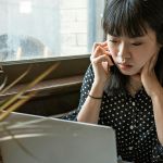 Une Chinoise dans un espace. de coworking