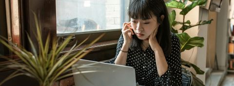 « Faire semblant de bosser » : en Chine, la location de bureaux pour chômeurs est en plein boom Une Chinoise dans un espace. de coworking