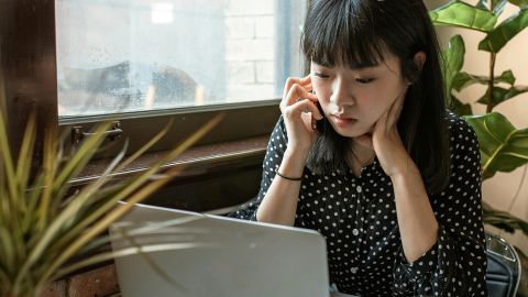 Une Chinoise dans un espace. de coworking