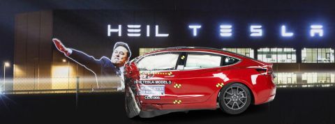 Crash tesla une voiture tesla qui se crash sur un Elon qui fait un salut nazi
