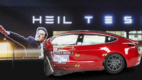 une voiture tesla qui se crash sur un Elon qui fait un salut nazi