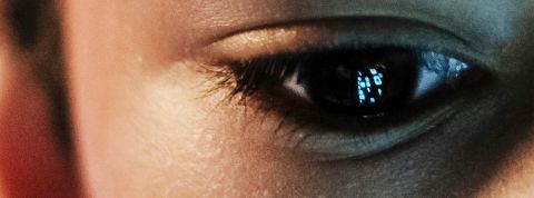 Crise de l’attention : une série de vidéos pour en discuter entre amis Le regard d'une jeun garçon dans le vide avec le reflet d'un écran dans son iris