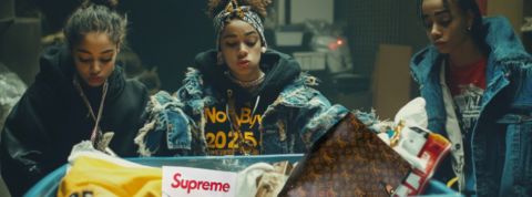 La GenZ a-t-elle perdu le goût du luxe ? Trois GenZ pas intéressées devant une poubelle contenat des accessoires de luxe