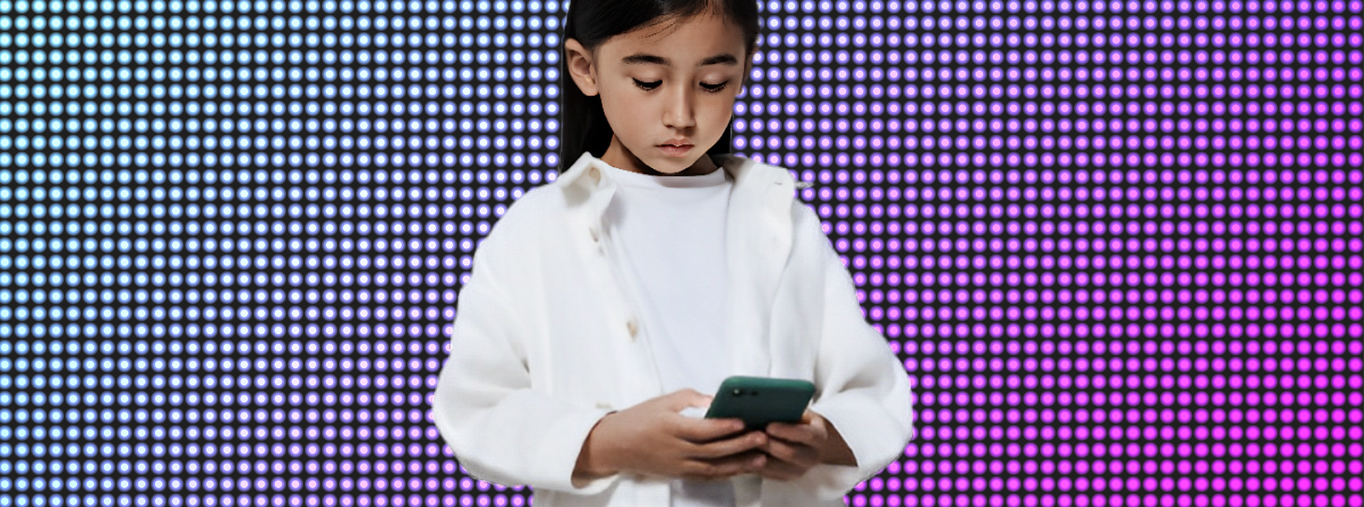 une petite fille regarde son portable