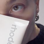 Hailey Bieber et un produit Rhode de sa skincare