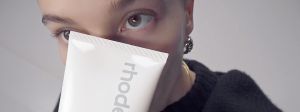 Hailey Bieber et un produit Rhode de sa skincare