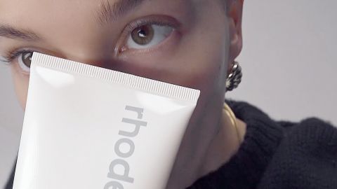 Hailey Bieber et un produit Rhode de sa skincare