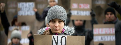 Et si on arrêtait de rechercher la pureté militante ? Une jeune et belle militante avec une pancarte - No -