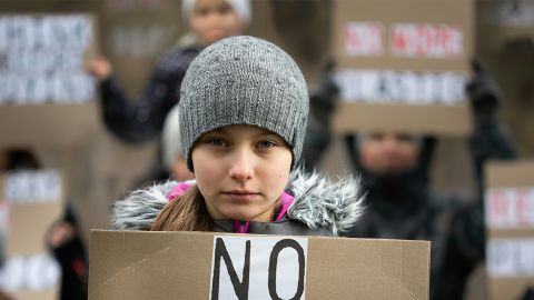 Une jeune et belle militante avec une pancarte  - No - 