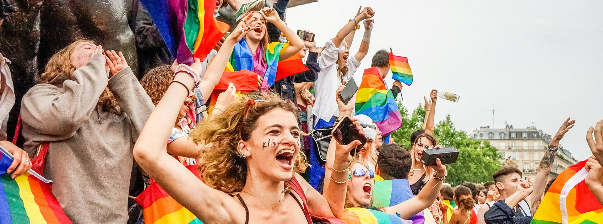 Transphobie et anti-wokisme : les nouvelles luttes des droites radicales - L'ADN Une manifestation LGBTQ+