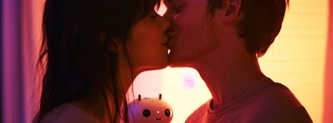 Chat GPT a sauvé mon mariage Un couple s'embrasse tandis qu'un petit robot les regarde
