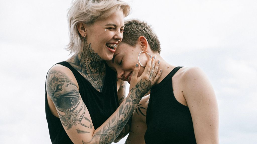 Un eocuple de lesbiennes tatouées