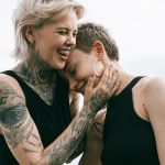 Un eocuple de lesbiennes tatouées