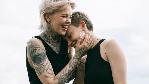 Un eocuple de lesbiennes tatouées