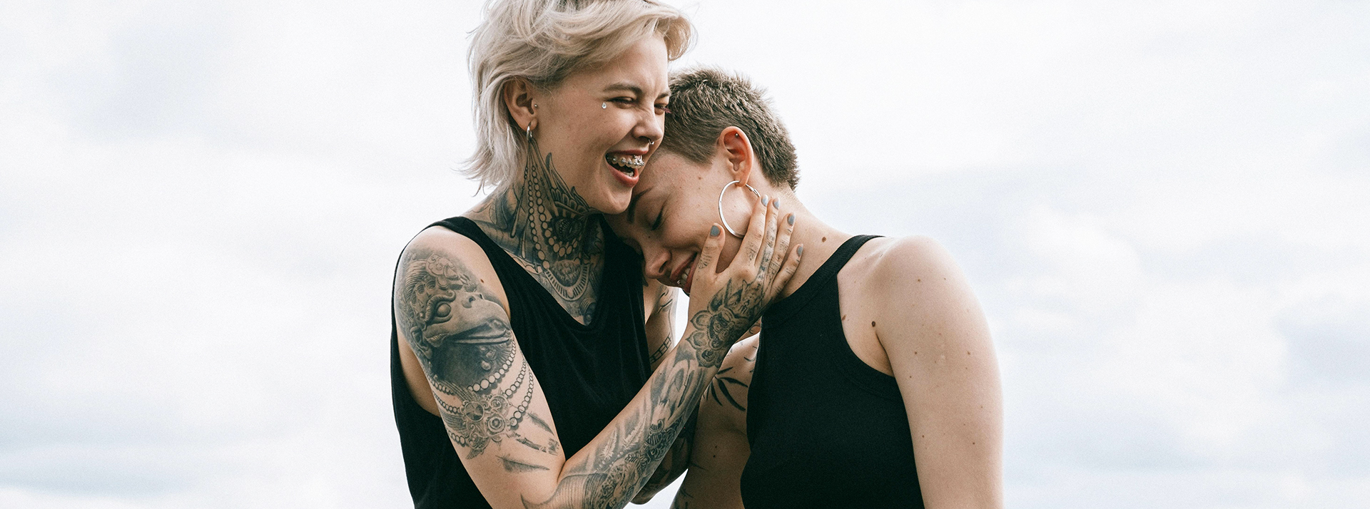 Sexfriends, amitiés avec un plus, plans culs réguliers, bisexualité, nombre de partenaires… En quelques années, notre sexualité a changé. Et selon Marie Bergström, des évolutions sociales aussi rapides sont extrêmement rares. - L'ADN Un eocuple de lesbiennes tatouées