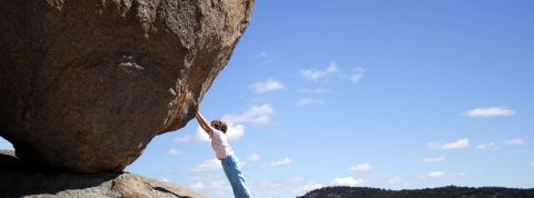 claylib / iStock Un garçon tente d'arrêter un immense rocher qui roule