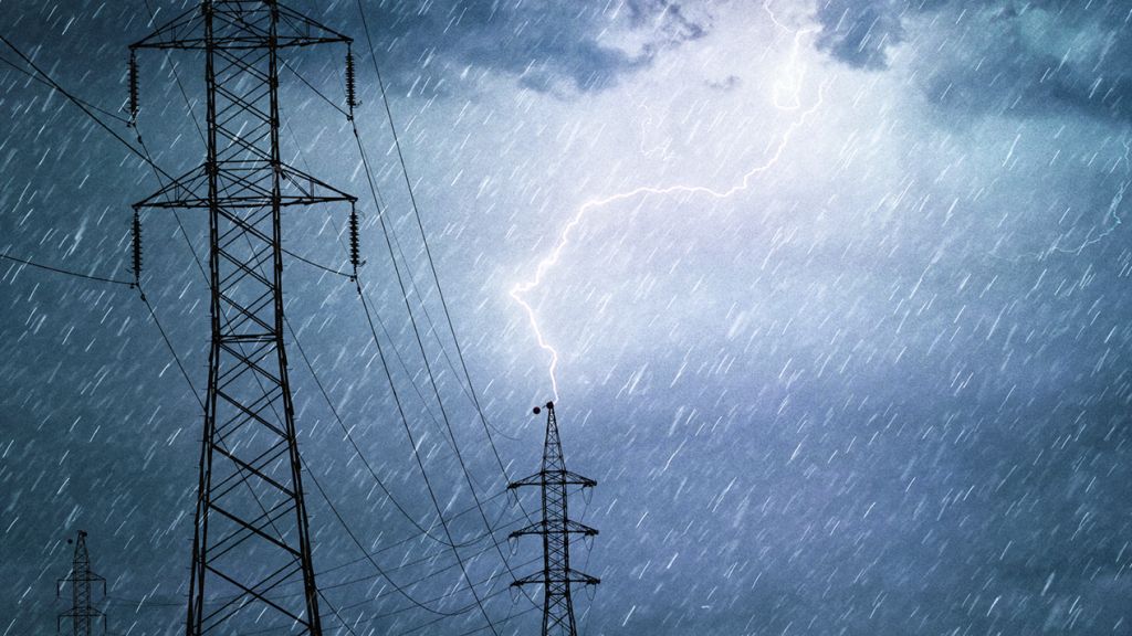 elec-orage pylone et éclair lors d'un orage