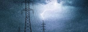pylone et éclair lors d'un orage