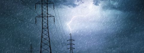 elec-orage pylone et éclair lors d'un orage