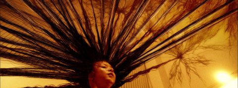 Japon : Sur les réseaux, les spéculations autour de l'année cheval de feu vont bon train Une fille japonaise avec les cheveux collés au plafond