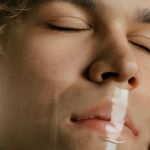 Un homme, les yeux fermés, qui se scotche la bouche