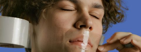 Sleepmaxxing : mais pourquoi les influenceurs se scotchent la bouche pour dormir ? Un homme, les yeux fermés, qui se scotche la bouche