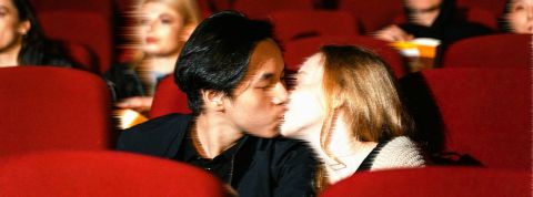 Matchmaking, pitch-dating ou IA : face à la dating fatigue, les applis se réinventent Un jeune couple s'embrasse dans un cinéma
