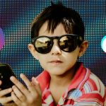 Un jeune de la gen Alpha avec un smartphone